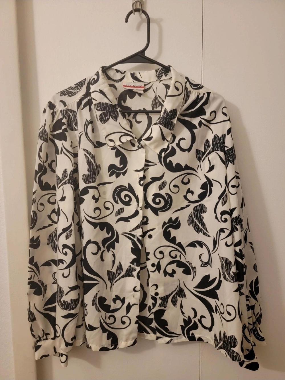 Judy Bond Black & White Scroll-Print Button-Front Blouse
